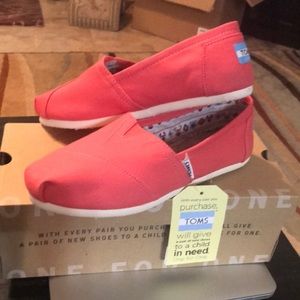 Tom’s Classic Spiced Coral Canvas